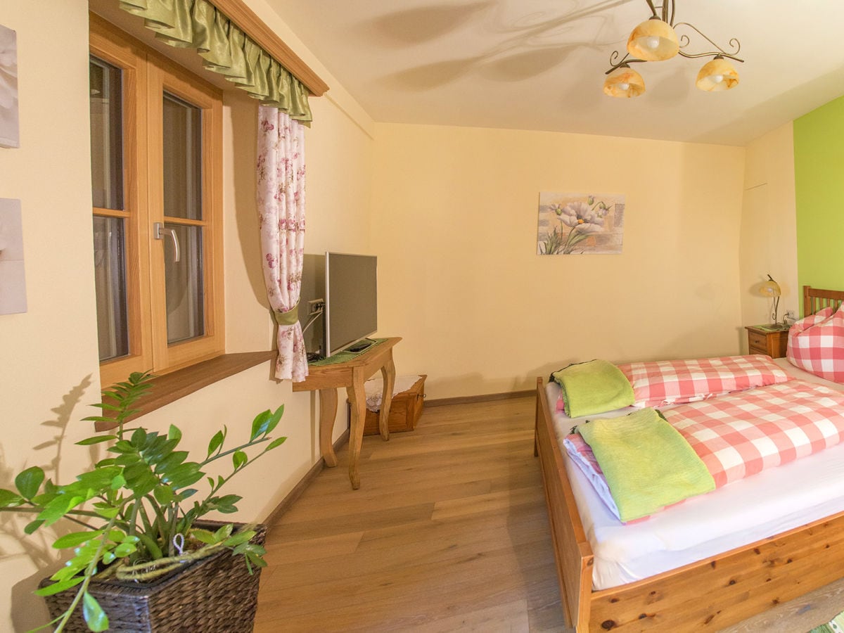 Schlafzimmer Landhaus oben mit überdachten Balkon