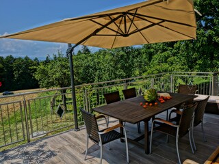 die Terrasse mit Panorama und Blick auf den Obstgarten