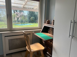 Laptop-Arbeitsplatz in ein Schlafzimmer