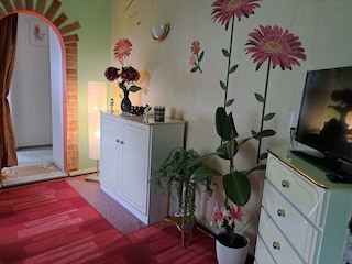 Wohnzimmer mit Durchgang zu den Schlafräumen und Küche