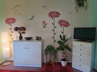 Wohnzimmer mit Komoden und TV