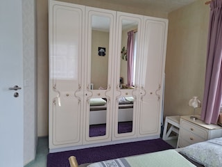 Schlafzimmer 1 großer  Kleiderschrank