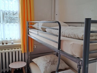 Schlafzimmer 2 mit Sofa und Etagenbett