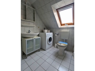 Bad mit Dusche, WC und Waschmaschine