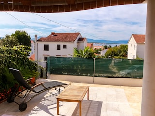 Liegestule und Balkon