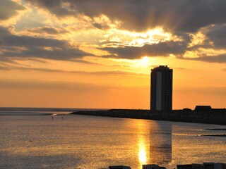 Hochhaus bei Sonnenuntergang