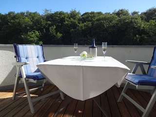 kleine Terrasse mit Blick auf Zinnowitz' Buchenwald