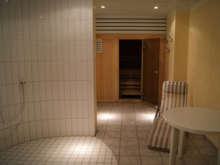 Sauna mit Dusche und Ruhemöglichkeit