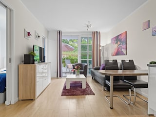 Blick in den Wohnbereich mit Ausgang zur Terrasse