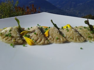 Hausgemachte Schlutzkrapfen gefüllt mit Wildspinat