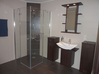Modernes Badezimmer im Erdgeschoß