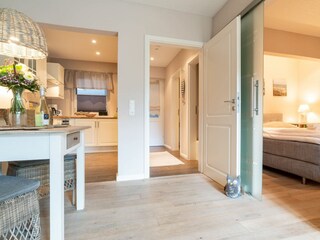 Blick zur Küche und zum Schlafzimmer
