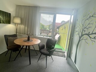 Wohnzimmer mit Tür zur Terrasse