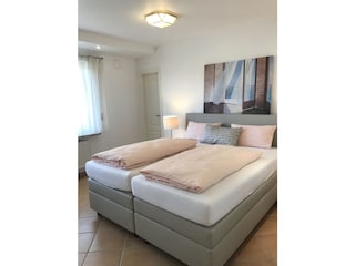 Schlafzimmer mit Außenrolllade