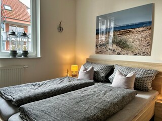 Schlafzimmer mit Doppelbett, Kleiderschrank...