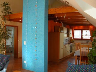 Blick vom Wohnzimmer in die Küche