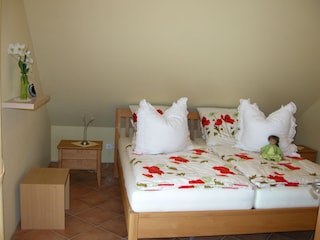 Schlafzimmer mit Doppelbett