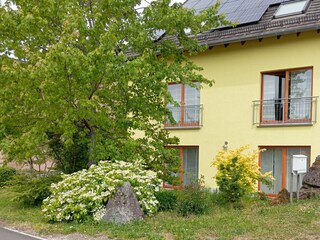 Südseite  Straße   FeWo im DG