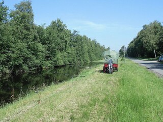 Angler mit "Profiausrüstung" am Kanal vor der Tür