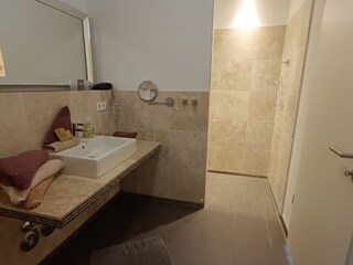 Die bodentiefe Dusche im Ferienobjekt.