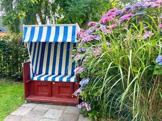 Der Strandkorb im Garten.