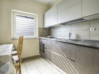 Fully equipped kitchen with dining area