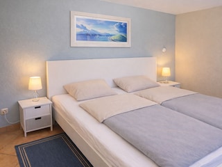 Schlafzimmer 2 mit Rolladen und Mückenschutz