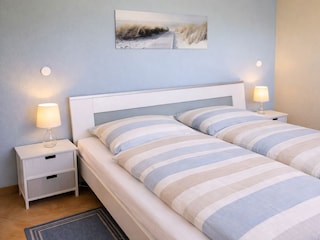Schlafzimmer 1 mit Rolladen und Mückenschutz