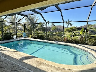 Großer, beheizbarer Pool