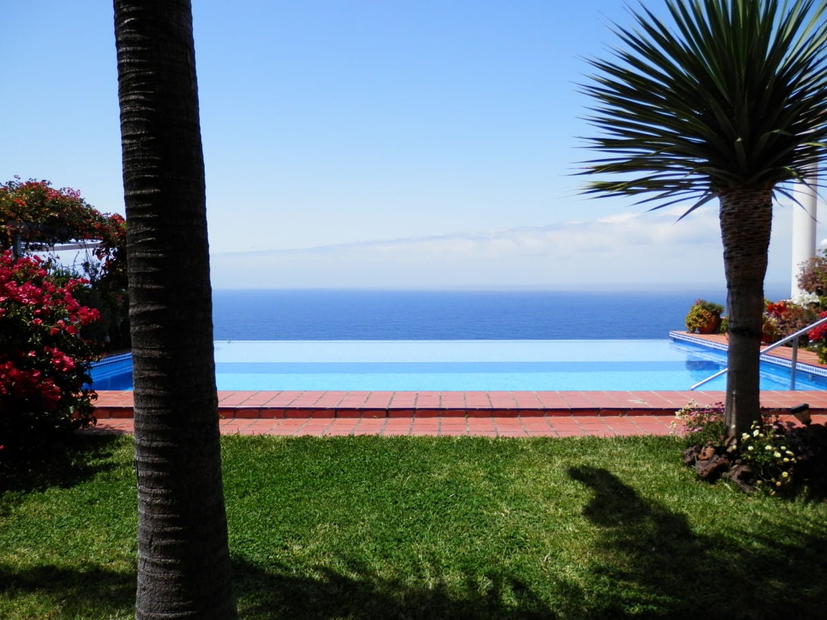 Blick vom Bungalow über den Pool aufs Meer