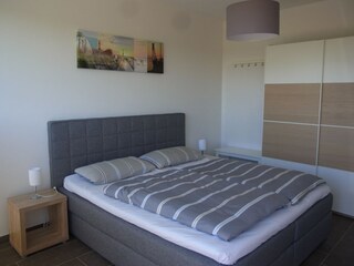 Schlafzimmer mit Boxspringbett