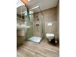Badezimmer oben mit Douche, Toilette und Waschbecken