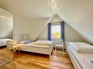 Das Schlafzimmer mit zwei Einzelbetten