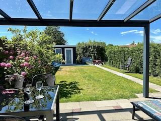 Sonniger Garten mit Gartenhaus für ihre Fahrräder