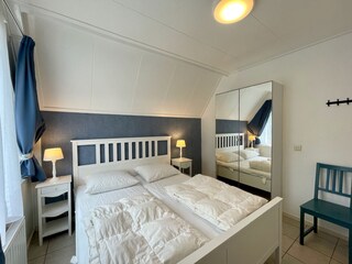 Schlafzimmer 1 unten mit Doppelbett
