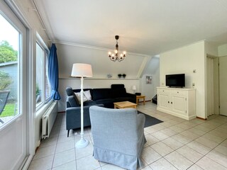 Das Wohnzimmer mit gemütlicher Couch