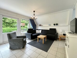 Das Wohnzimmer mit gemütlicher Couch