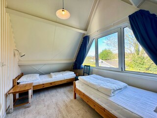 Schlafzimmer 2 oben mit zwei Einzelbetten
