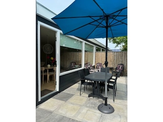 Terrasse mit Gartenmeubel auf der Suedseite