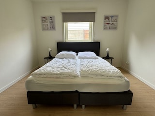 Schlafzimmer 2 mit Boxspringbett 160x200 meter