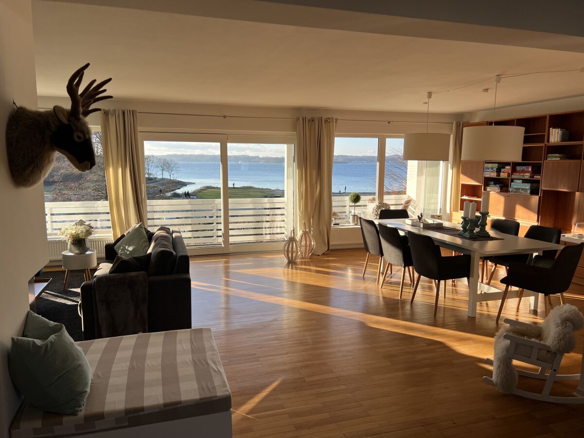 Das großzügige Wohnzimmer mit Blick auf die Ostsee