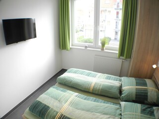 Schlafzimmer 1 mit Flat-TV
