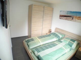 Schlafzimmer 2 mit Flat-TV
