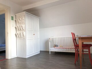 Babybett im großen Elternschlafzimmer