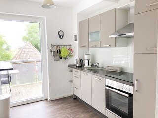 Moderne zum Wohnbereich offene Küche mit Balkon