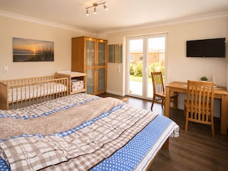 Schlafzimmer mit direktem Garten-/Terrassenzugang