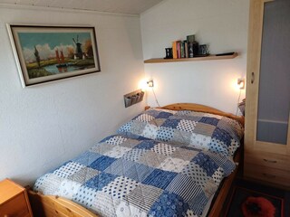 Schlafzimmer mit 140 breites Bett