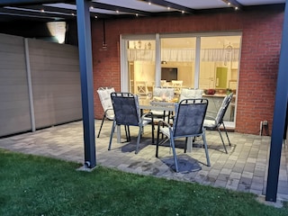 überdachte Terrasse mit Grill