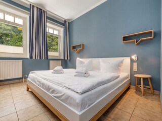 Das Schlafzimmer mit Doppelbett ...