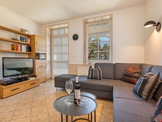 Flat-TV und LueRay-Player sind vorhanden.